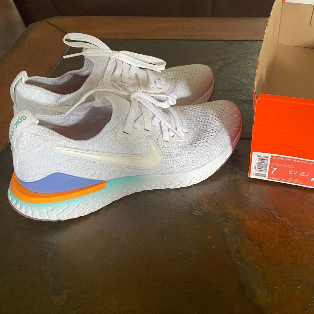 EUC Nike women’s sneakers